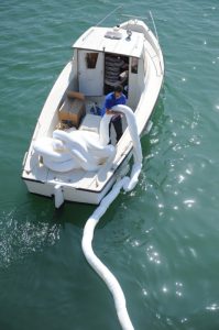Barrage absorbant pour confiner et absorber les hydrocarbures à la surface de l'eau