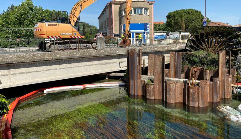 Travaux sur un pont enjambant une rivière : barrages anti-MES pour confiner les matières en suspension