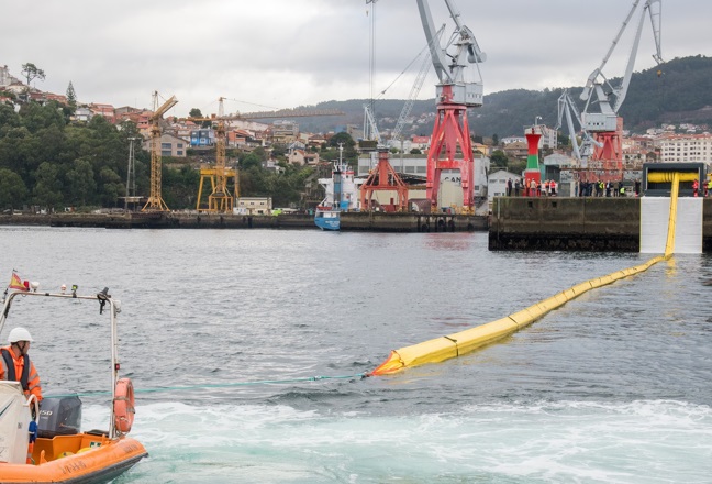 Mise en oeuvre d'un barrage maritime Markleen avec bateau d'intervention