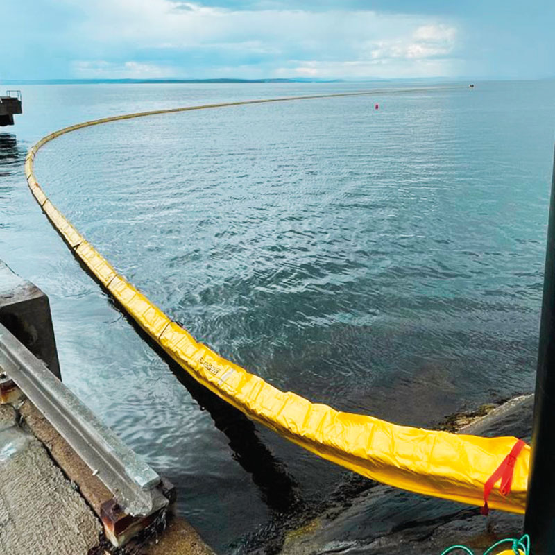 Barrages de confinement auto-gonflables pour pollutions maritimes